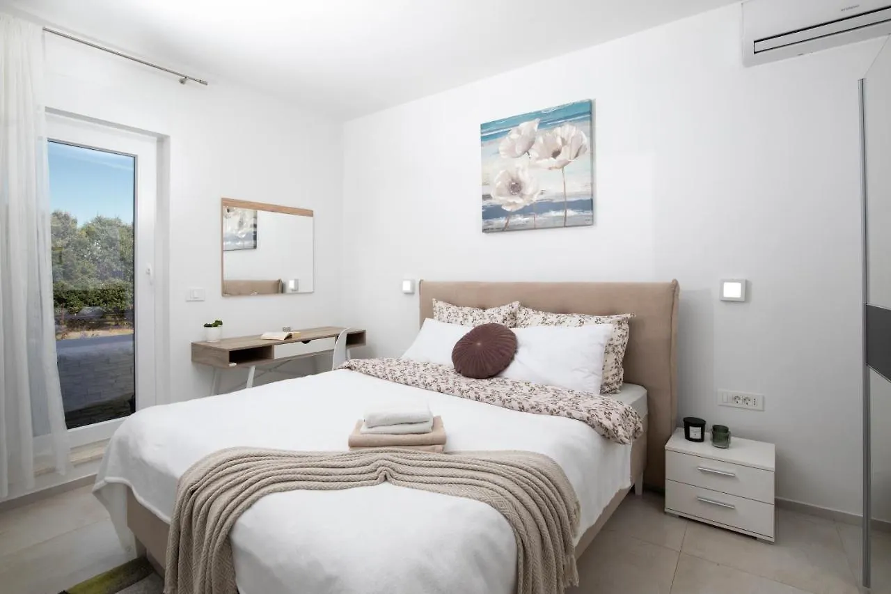 Villa Edo 2 0*, Pula