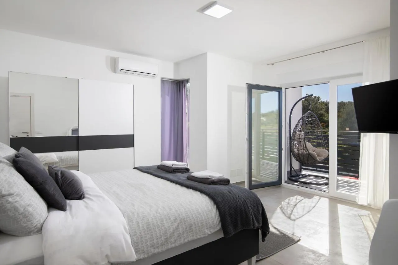 Villa Edo 2 0*, Pula
