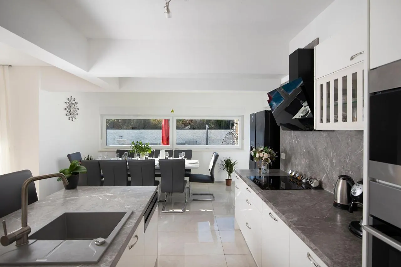 Villa Edo 2 0*, Pula